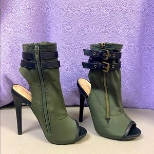 Size 5.5 super cute heels.